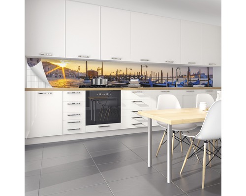 Küchenrückwandfolie mit Venedig Motiv in einer hellen Küche.