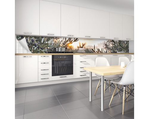 Crédence de cuisine avec motif d''olives dans une cuisine blanche