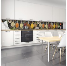 Scène de cuisine avec des éléments de cuisine blancs et un panneau mural à motif d''épices