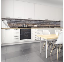 Cuisine moderne avec crédence aspect bois, table à manger et chaises
