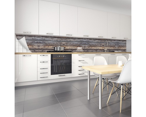 Moderne Küche mit Küchenrückwand in Holzoptik, Esstisch und Stühlen