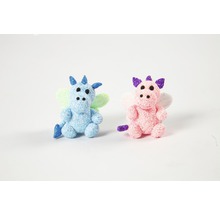 Deux figurines de dragon avec des ailes en laine