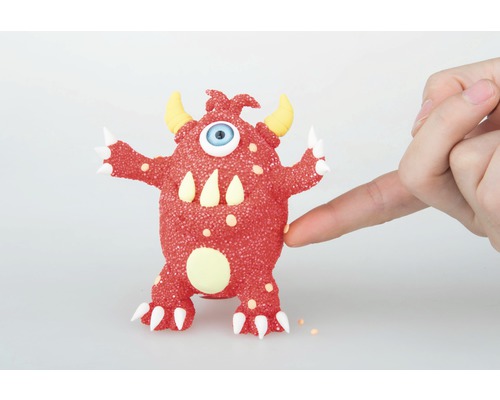 Monstre rouge en pâte à modeler avec cornes, dents et un œil