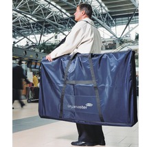 Mann mit einer großen Legamaster Tragetasche in einem Flughafen