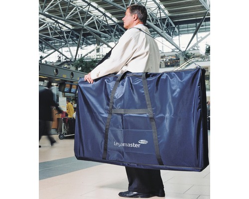Mann mit einer großen Legamaster Tragetasche in einem Flughafen
