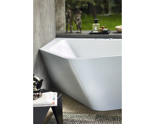 Baignoire d''angle dans une salle de bain avec des décorations