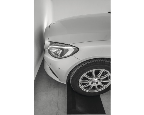 Automobil auf einer Parkmatte in einer Garage