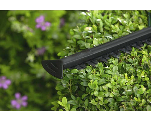 Heckenschere im Einsatz an einer Hecke