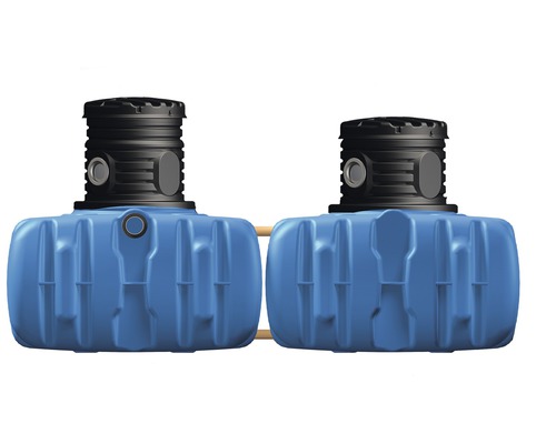 Zwei blaue Regenwassertanks mit schwarzem Deckel verbunden