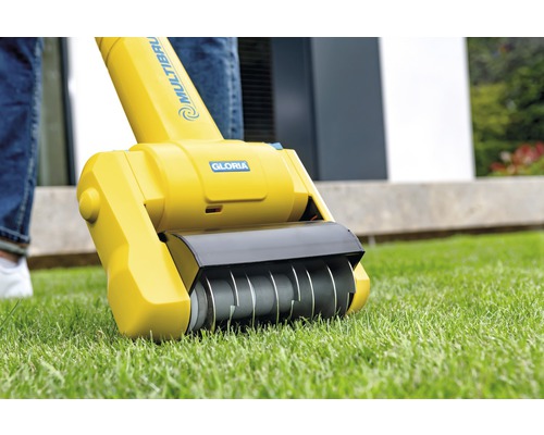 Gloria Multibrush Bürstenwalze im Einsatz auf Rasen