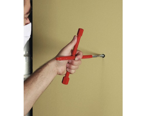 Hand mit Kreuzschlüssel für die Sanitärinstallation