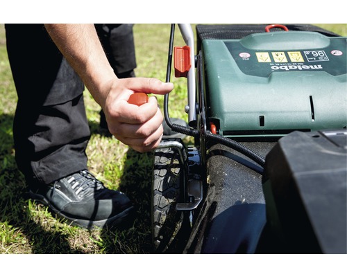 Bedienung eines Rasenmähers der Marke Metabo