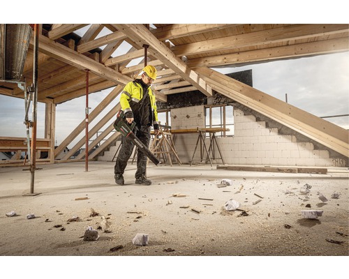Ein Arbeiter benutzt einen Laubbläser von Metabo auf einer Baustelle, um Schmutz und Sägespäne zu entfernen.