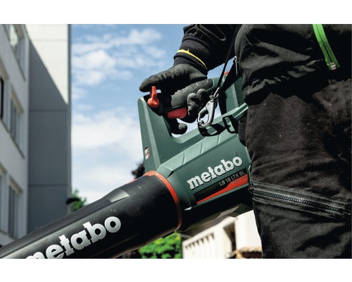 Eine Person bedient einen Metabo Laubbläser LB 18 LTX BL