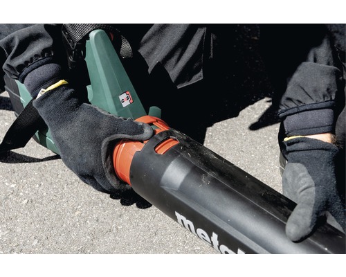 Person montiert ein Metabo Blasgerät