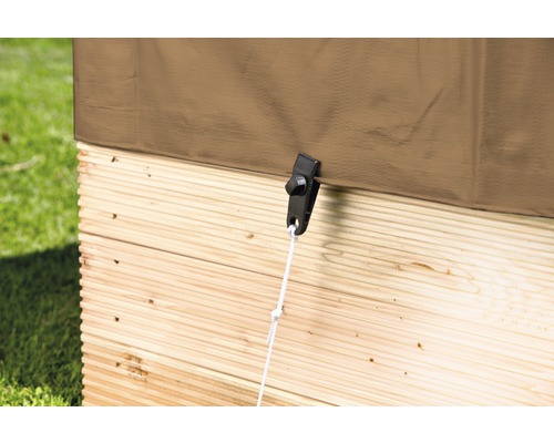 Vue détaillée d''une couverture fixée à un cadre en bois avec une fermeture