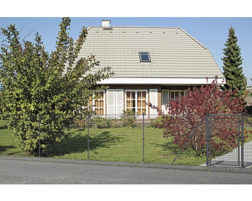 Einfamilienhaus mit Maschendrahtzaun und Gartentür