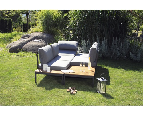 Ensemble de salon de jardin avec table et décoration dans le jardin