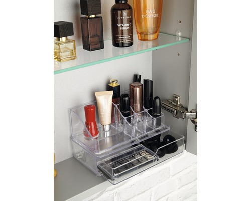 Badezimmerschrank mit Kosmetikprodukten und Organizer aus Kunststoff