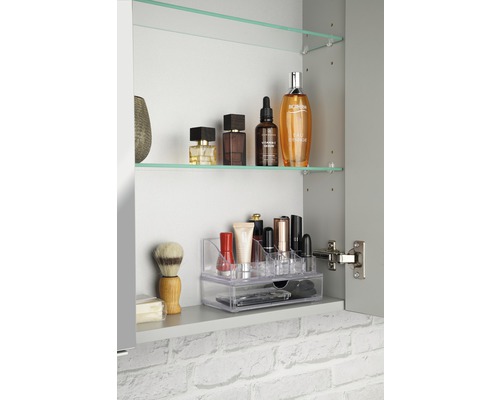 Badezimmerschrank mit Glasböden und Kosmetikprodukten