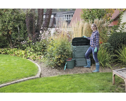 Garten mit Thermokomposter und Frau