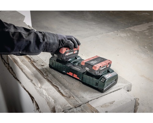 Chargeur Metabo avec deux batteries sur un chantier