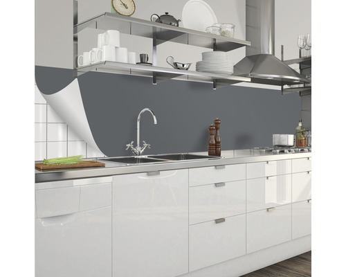 Crédence de cuisine grise à côté d''éléments de cuisine blancs