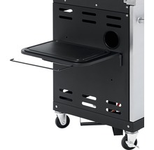 Vue détaillée d''un chariot de barbecue avec surface de rangement et roulettes