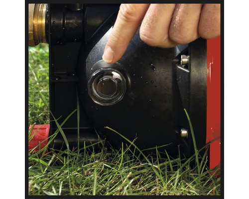 Detailaufnahme einer Gartenpumpe mit Inspektionsglas und Finger