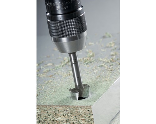 Foret Forstner en action pour percer un trou dans une pièce de bois