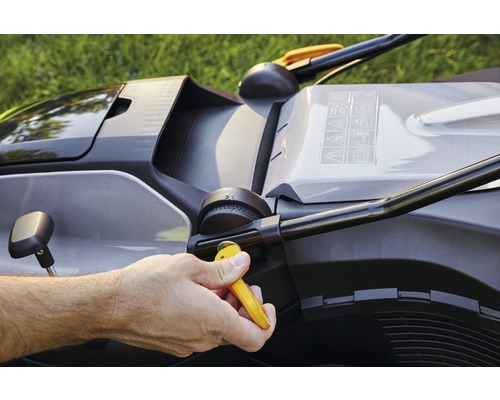 Einsetzen des Sicherheitsschlüssels in einen Rasenmäher.