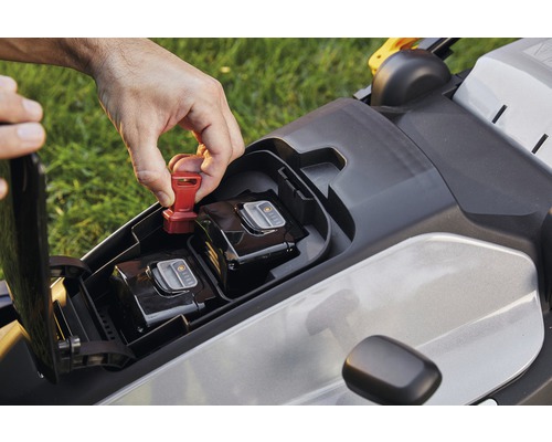 Akku-Rasenmäher mit eingesetzten Akkus