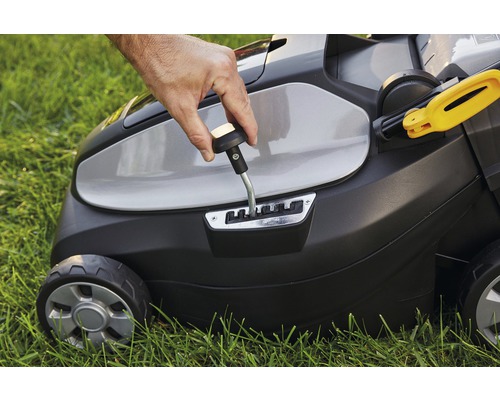 Nahaufnahme eines Rasenmähers mit manueller Schnitthöhenverstellung