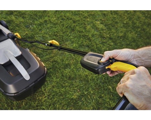 Bedienung eines Rasenmähers auf Rasen