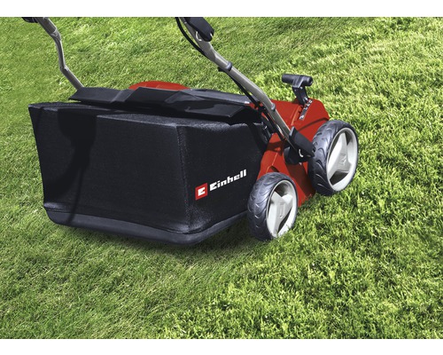 Einhell Rasenlüfter mit Fangkorb auf Rasen