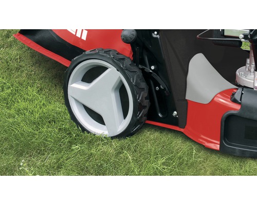 Detailaufnahme eines Rasenmähers auf Gras