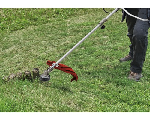 Rasentrimmer im Einsatz auf einer Grünfläche