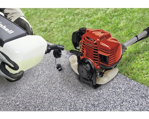 Einhell Logo. Detailaufnahme eines Rasentrimmers beim Einfüllen von Kraftstoff.