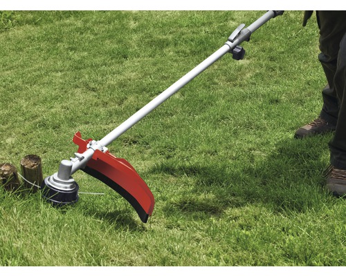 Rasentrimmer im Einsatz auf einer Rasenfläche