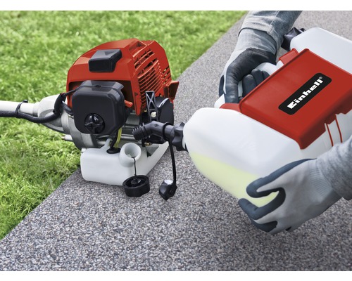 Einhell Logo auf einem Rasentrimmer, der mit Kraftstoff befüllt wird
