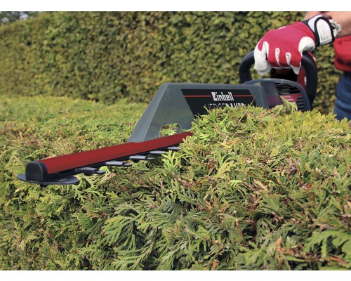 Einhell Heckenschere im Einsatz zum Schneiden einer Hecke.