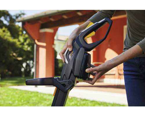 Akku-Rasenmäher im Einsatz: Akku wird eingesetzt