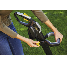 Frau bedient eine Akku-Rasenkantenschere