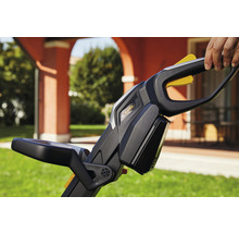 Detailaufnahme eines Akku Rasenmähers mit Hand am Griff