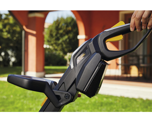 Detailaufnahme eines Akku Rasenmähers mit Hand am Griff