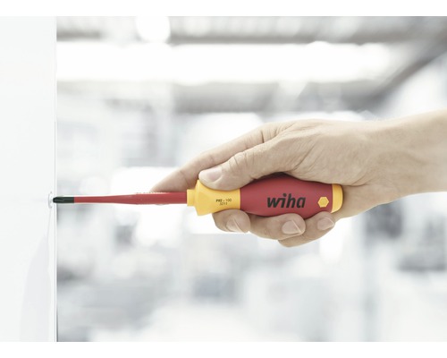 Une main utilise un tournevis Wiha sur une vis