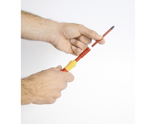 Hand hält Schraubendreher mit auswechselbarem Bit