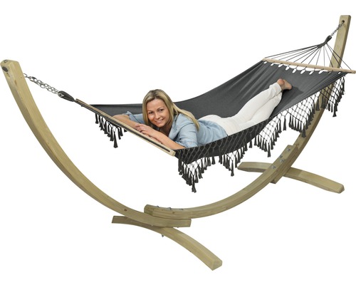 Femme se détend dans un hamac avec cadre en bois