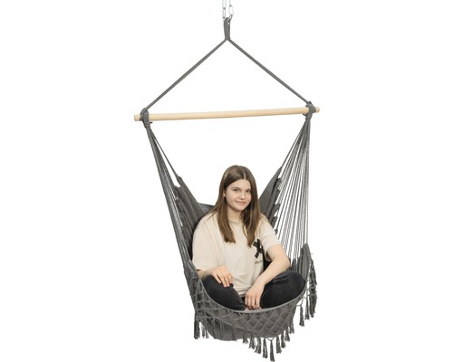 Grauer Hänge-Sessel mit Holzstab und sitzender Person