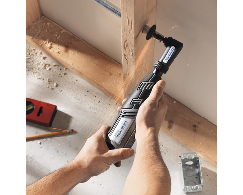 Eine Person benutzt ein Dremel Multifunktionswerkzeug zum Schneiden von Holz.